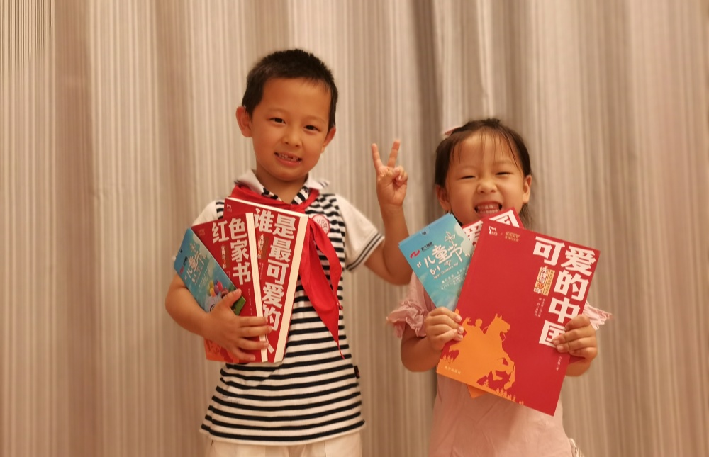 1730050950681983.jpg 举行“六一”儿童节红色经典亲子阅读活动_副本.jpg